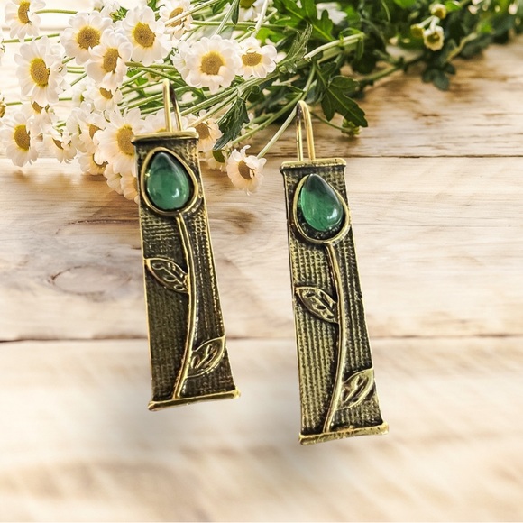 GOLD COLOR GREEN STONE EARRINGS - Picture 4 of 8